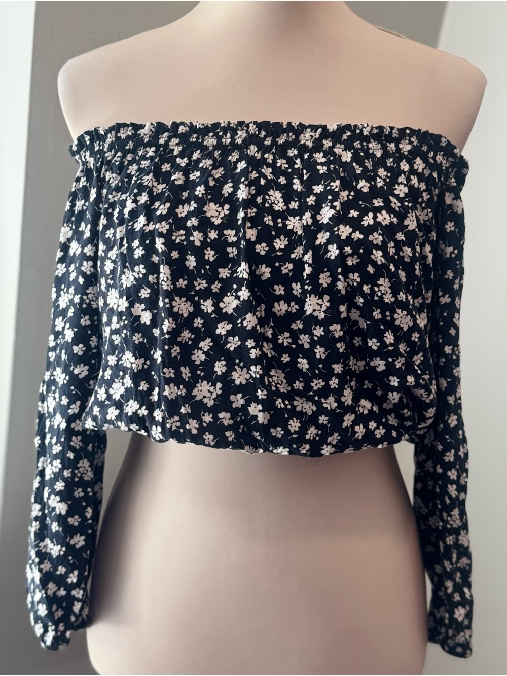 Brandy Melville Black Ditsy Floral Off-Shoulder Crop Top | One Size (XS/S)